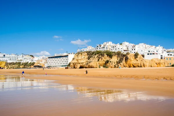 stock image Great view of Fisherman Beach, Praia dos Pescadores, with whitewashed houses on cliff, reflecting on the sea, blue sky, summer time, Albufeira, Algarve, Portugal