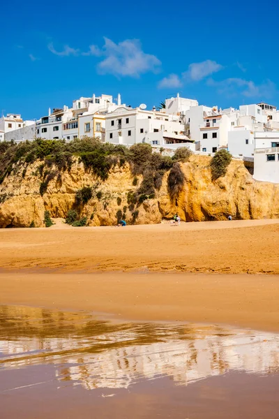 美丽的渔夫海滩美景 普拉亚多斯佩斯卡尔多 悬崖上有粉刷过的房屋 映衬着大海 阿尔布菲拉 葡萄牙阿尔加维 — 图库照片
