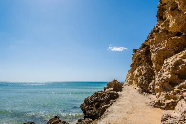 Вид Скалу Альбукерра Боковой Прогулкой Голубое Небо Атлантическое Море Пляж — стоковое фото