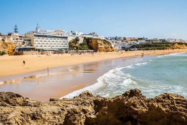 在葡萄牙阿尔布菲拉 阿尔布菲拉海滩 浑浊而有名的地方叫普拉亚多斯比斯卡洛尔或渔夫海滩的景色令人惊叹 — 图库照片