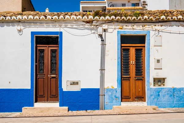 ポルトガルの伝統的な家屋 典型的なデザインと建築 伝統的な白塗りの場所 アルブフェイラ アルガルヴェ ポルトガルの素晴らしい景色 — ストック写真