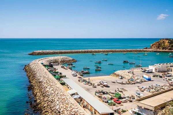 美丽的夏季照片 蓝色的天空和人行道 渔夫海滩 普拉亚多斯佩斯卡多尔斯 葡萄牙阿尔布费拉 — 图库照片