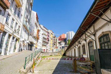 Porto ya da Oporto, Portekiz 'in en büyük ikinci şehri, Porto Bölgesi' nin başkenti ve İber Yarımadası 'nın en büyük kentsel alanlarından biridir. Porto, Portekiz.