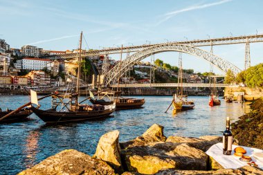 Porto ya da Oporto, Portekiz 'in en büyük ikinci şehri, Porto Bölgesi' nin başkenti ve İber Yarımadası 'nın en büyük kentsel alanlarından biridir. Porto, Portekiz.