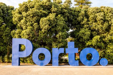 Porto ya da Oporto, Portekiz 'in en büyük ikinci şehri, Porto Bölgesi' nin başkenti ve İber Yarımadası 'nın en büyük kentsel alanlarından biridir. Porto, Portekiz.