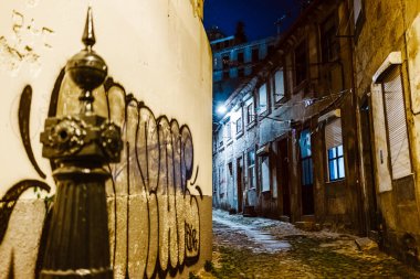 Porto ya da Oporto, Portekiz 'in en büyük ikinci şehri, Porto Bölgesi' nin başkenti ve İber Yarımadası 'nın en büyük kentsel alanlarından biridir. Porto, Portekiz.