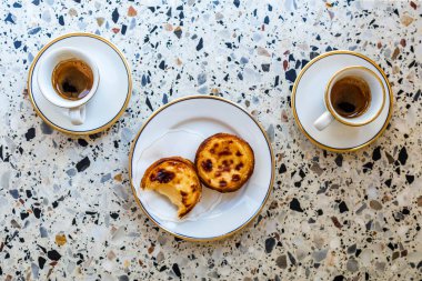 Pastel de Belem ya da pastel de nata adlı lezzetli Portekiz pastası. Tipik olarak ekspreso kahveyle yenir. Portekiz usulü tarçınlı yumurta kremalı tart.