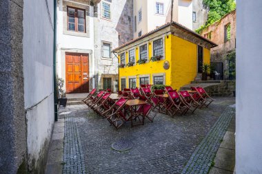 Porto, Portekiz-1717 Nisan 2023: Portekiz 'in en büyük ikinci şehri Porto ya da Oporto şehrinin muhteşem manzarası, İber Yarımadası' nın en büyük kentsel alanlarından biri, Portekiz, geleneksel hamur işi ve içecek, Porto, Portekiz.