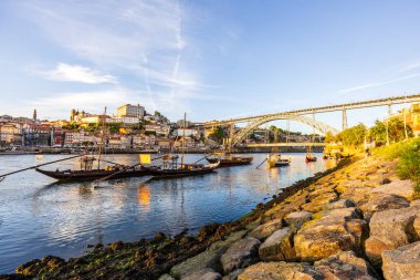 Porto, Portekiz-17April2023: Portekiz 'in en büyük ikinci şehri, Portekiz' in en büyük kentsel yarımadalarından biri olan Porto veya Oporto 'nun muhteşem manzarası, Portekiz, Portekiz, Portekiz.