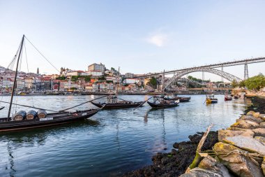 Porto, Portekiz-17April2023: Portekiz 'in en büyük ikinci şehri, Portekiz' in en büyük kentsel yarımadalarından biri olan Porto veya Oporto 'nun muhteşem manzarası, Portekiz, Portekiz, Portekiz.