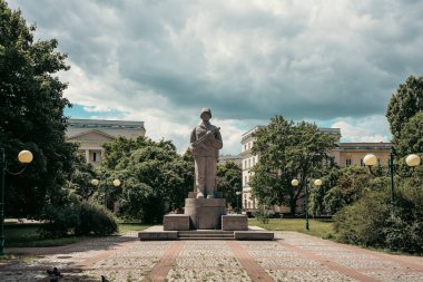 Lenino 'dan Berlin' e kadar uzanan muharebe alanının muhteşem manzarası, Varşova Polonya 'nın tarihi simgesi, Skwer Wiezniow Politycznych Stalinizmu park savaş anıtı