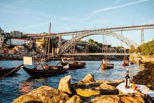 Porto ya da Oporto, Portekiz 'in en büyük ikinci şehri, Porto Bölgesi' nin başkenti ve İber Yarımadası 'nın en büyük kentsel alanlarından biridir. Porto, Portekiz.
