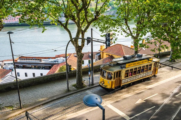 Porto, Portekiz-1717 Nisan 2023: Portekiz 'in en büyük ikinci şehri Porto ya da Oporto şehrinin muhteşem manzarası, İber Yarımadası' nın en büyük kentsel alanlarından biri, Portekiz, geleneksel hamur işi ve içecek, Porto, Portekiz.