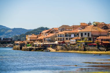 Okyanus kıyısındaki eski şehir Combarro, İspanya, Galiçya