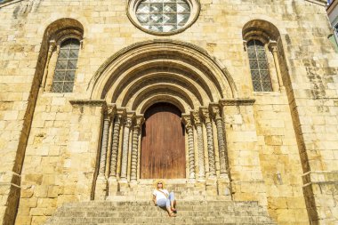 Romanesk bir kiliseyi ziyaret eden kadın, Coimbra, Igreja de Sao Tiago