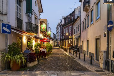 Coimbra, Portugall - 3 Ağustos 2023: akşam vakti aydınlık konforlu cadde