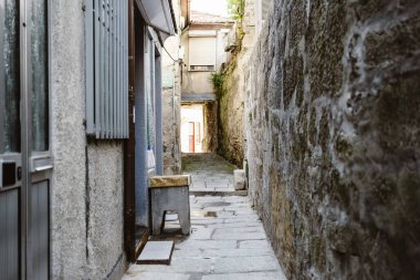 Portekiz 'in kuzeyinde, turistik olmayan yerlerde Porto sokaklarının gerçek manzarası.