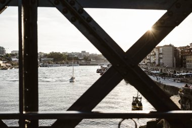 Porto 'da günbatımı manzarası. Önünde ünlü demir köprü var. Kuzey Portekiz.