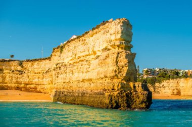 Güzel kireçtaşı. Mağaraları ve kaya oluşumları olan Albufeira, Portekiz 'in güneyi.