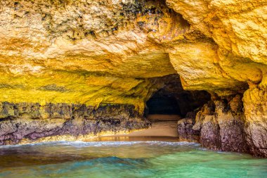 Güzel kireçtaşı. Mağaraları ve kaya oluşumları olan Albufeira, Portekiz 'in güneyi.