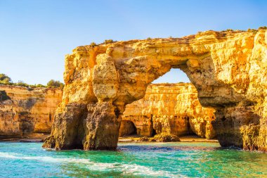 Güzel kireçtaşı. Mağaraları ve kaya oluşumları olan Albufeira, Portekiz 'in güneyi.