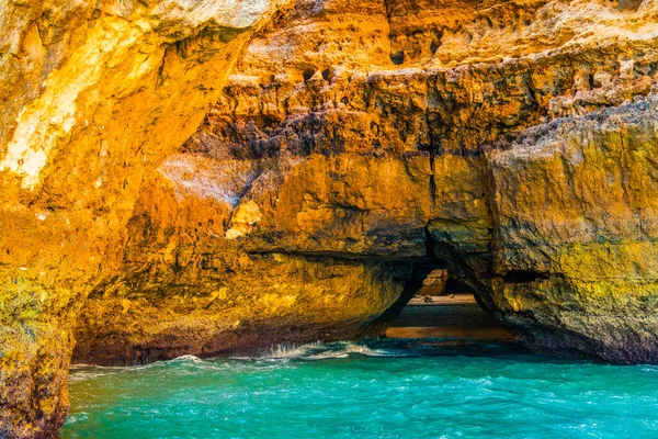 Güzel kireçtaşı. Mağaraları ve kaya oluşumları olan Albufeira, Portekiz 'in güneyi.