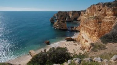 Portekiz, Algarve 'deki en ünlü Marinha plajının muhteşem manzarası.