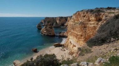 Portekiz, Algarve 'deki en ünlü Marinha plajının muhteşem manzarası.