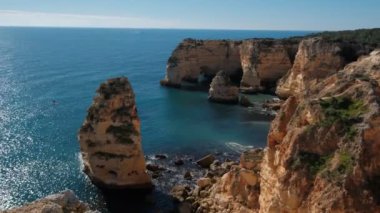 Portekiz, Algarve 'deki en ünlü Marinha plajının muhteşem manzarası.