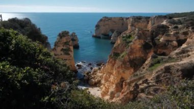 Portekiz, Algarve 'deki en ünlü Marinha plajının muhteşem manzarası.