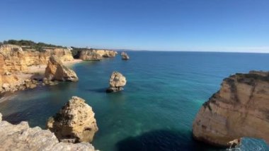 Portekiz, Algarve 'deki en ünlü Marinha plajının muhteşem manzarası.