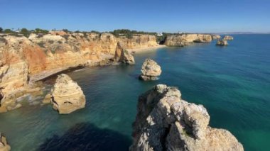 Portekiz, Algarve 'deki en ünlü Marinha plajının muhteşem manzarası.