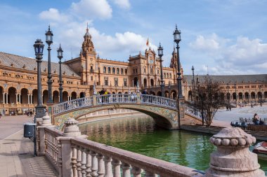 Seville, İspanya - 9 Mart 2022: Endülüs 'teki Plaza de Espana' nın güzel manzarası