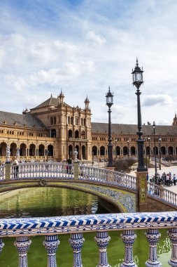 Seville, İspanya - 9 Mart 2022: Endülüs 'teki Plaza de Espana' nın güzel manzarası