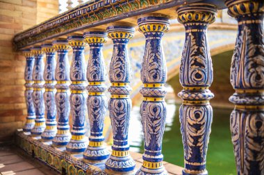 İspanya, Seville 'deki Plaza de Espana' daki tırabzanların üzerindeki Azulejos denen İspanyol fayanslarını kapatın.