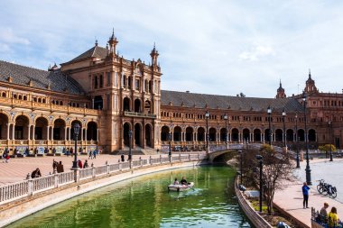 Seville, İspanya - 9 Mart 2022: Endülüs 'teki Plaza de Espana' nın güzel manzarası