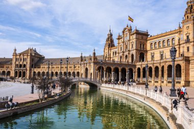 Seville, İspanya - 9 Mart 2022: Endülüs 'teki Plaza de Espana' nın güzel manzarası