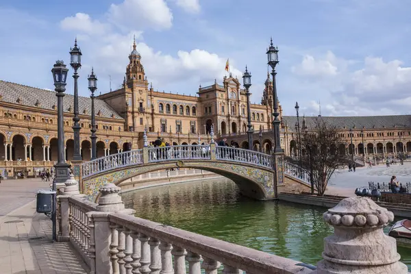 Seville, İspanya - 9 Mart 2022: Endülüs 'teki Plaza de Espana' nın güzel manzarası