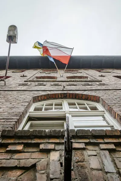 Bandiera Polacca Ucraina Sventolando Insieme Sulla Casa Mattoni Katowice Nikiszowiec Foto Stock Royalty Free