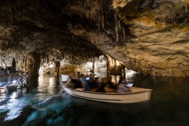 Mallorca 'da, İspanya' da, Avrupa 'da, inanılmaz Drach Mağaraları' nda, göldeki teknedekiler.