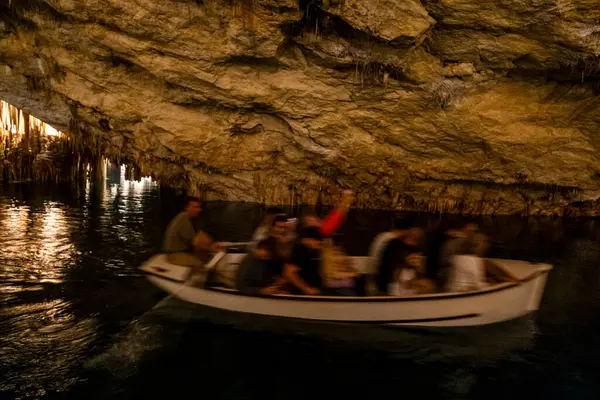 Άνθρωποι Στο Σκάφος Στη Λίμνη Εκπληκτικές Σπηλιές Drach Στη Μαγιόρκα Εικόνα Αρχείου