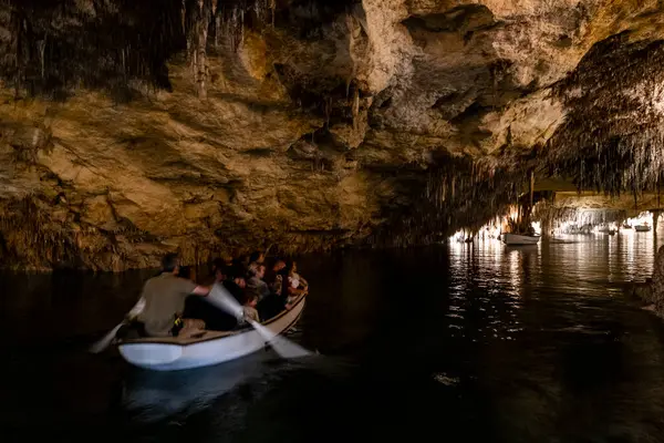 Emberek Hajón Tavon Csodálatos Drach Barlangok Mallorca Spanyolország Európa Jogdíjmentes Stock Fotók