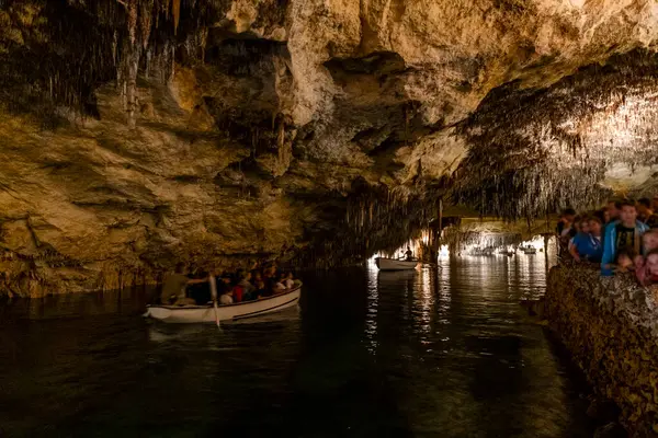 Persone Barca Sul Lago Incredibili Grotte Drach Maiorca Spagna Europa Immagine Stock