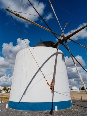 Castro Verde 'deki güzel yel değirmeni, Beja bölgesi, Alentejo, Portekiz