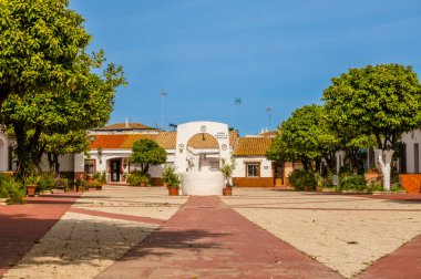 Eski kuyuları olan güzel bir meydan Frederico Maya sokağı, Ayamonte, İspanya