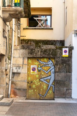 Pontevedra, İspanya - 21 Ağustos 2024: Moana, İspanya 'da bir sokak arasında graffiti