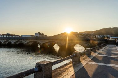 İspanya 'nın Pontevedra kentindeki Lerez Nehri üzerindeki Burgo Köprüsü' nün güzel manzara manzarası