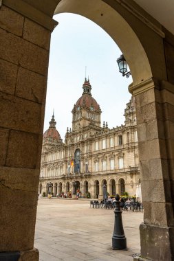 Praza de Maria Pita 'daki tarihi belediye binası, La Coruna, Galiçya' daki ana meydan - İspanya
