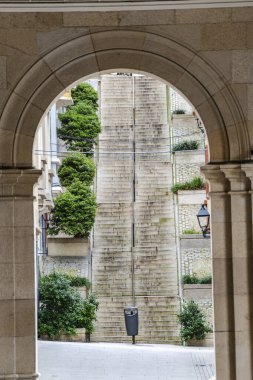 Güzel kemer, İspanya 'nın Coruna kentindeki Praza de Maria Pita meydanındaki merdivenlere çıkıyor.