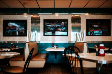 Pine Bush, ABD - 8 Mayıs 2024: New York, ABD 'deki Wall of Cafe' de Aestetik Sanat Tasarımı ile Restoran İçi